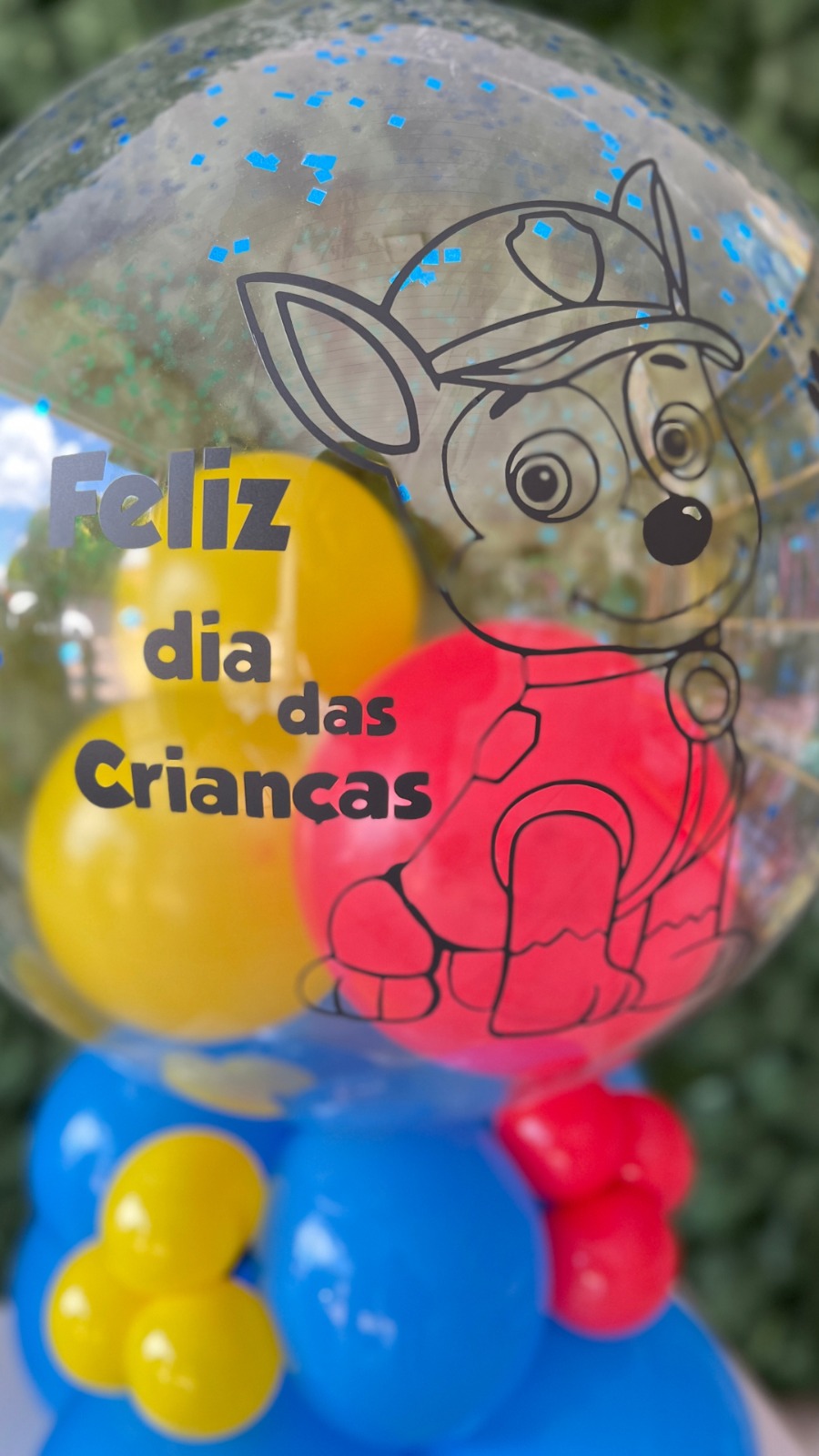 Balão personalizado Dia das Crianças com personagem e a frase Feliz Dia das Crianças