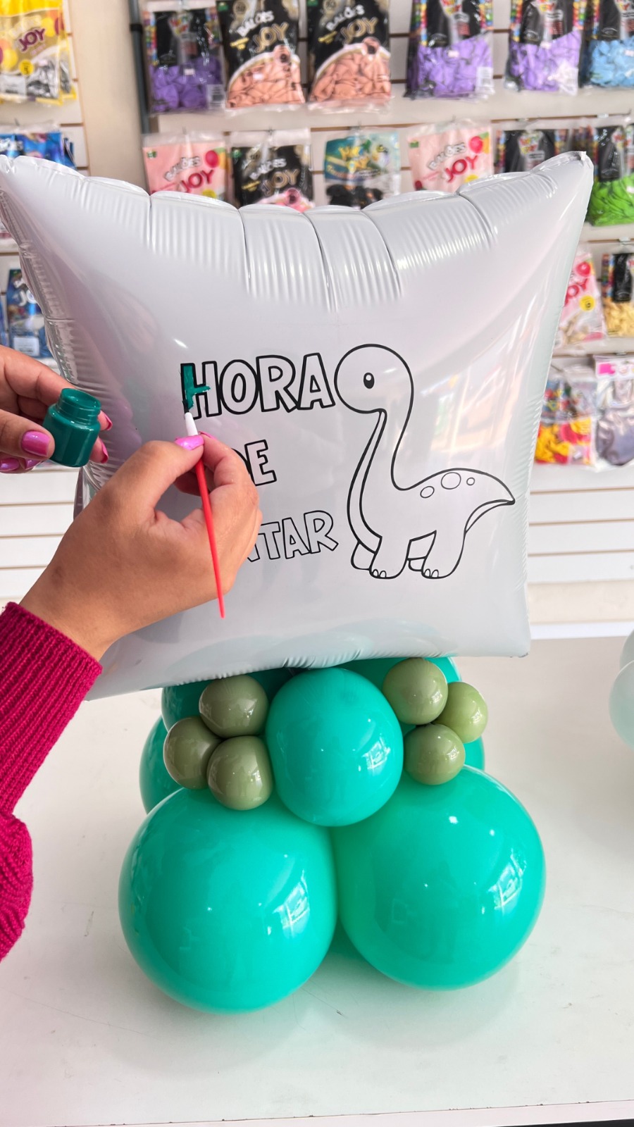 Arranjo de balões produzido com arte do catálogo Dia das Crianças