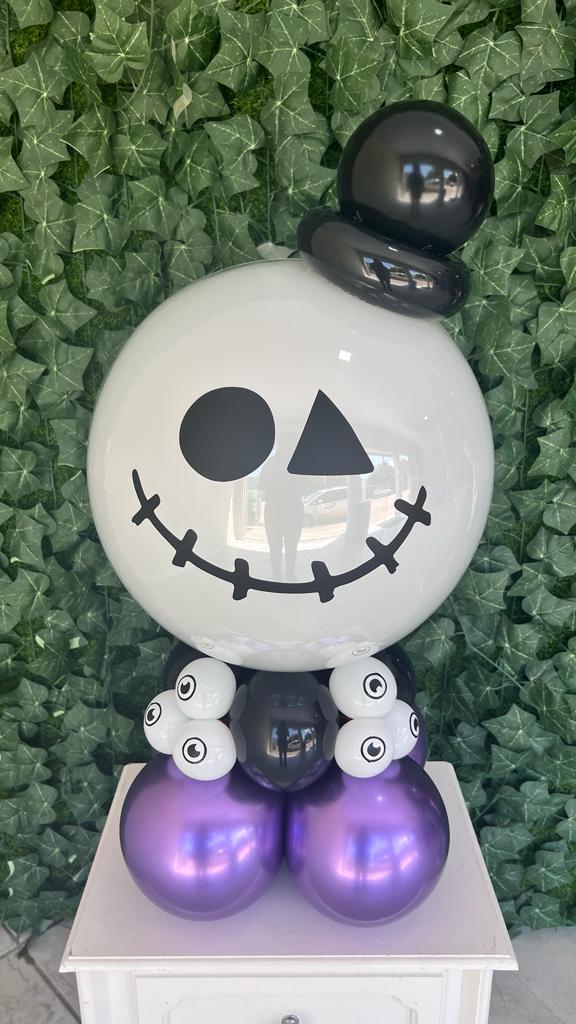 Arranjo de balões tema Halloween, fantasminha com cartola preta, feito com uma das artes do catálogo