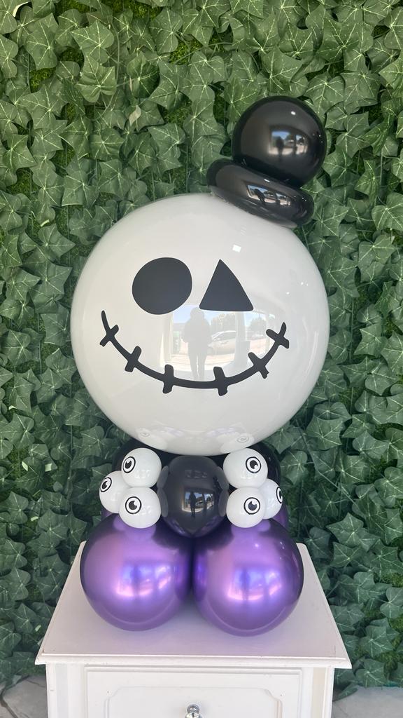 Arranjo de balões produzido com arte do catálogo de Halloween