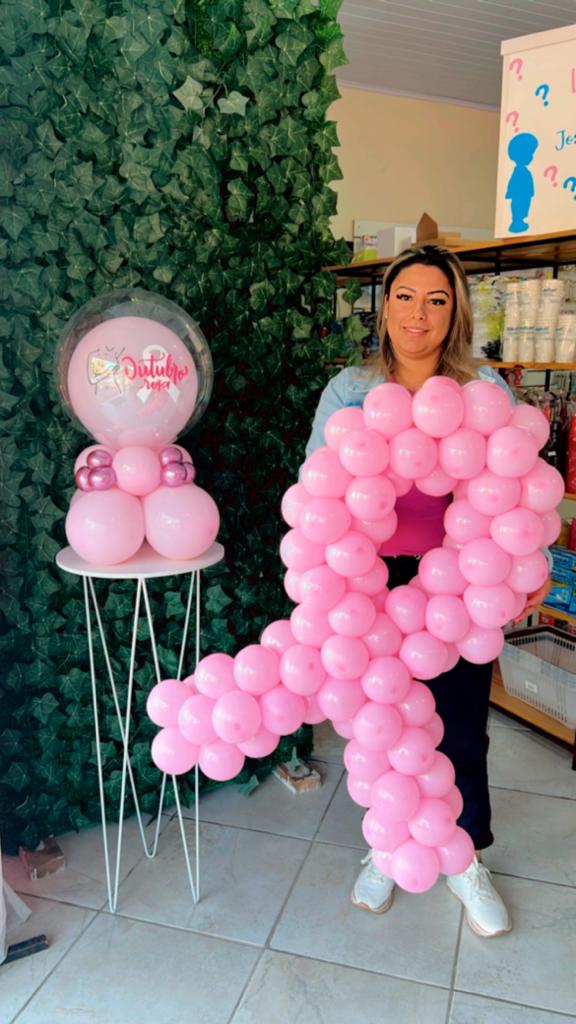 Arranjo de balões produzido com arte do catálogo Outubro Rosa