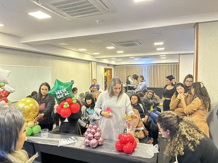 Turma reunida com decoração de fim de ano