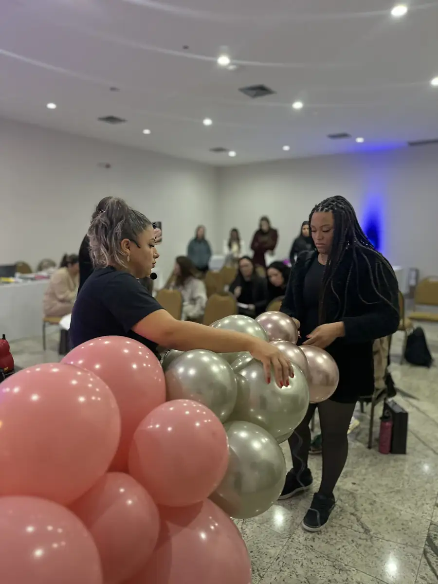 Turma praticando técnicas de balão ao vivo
